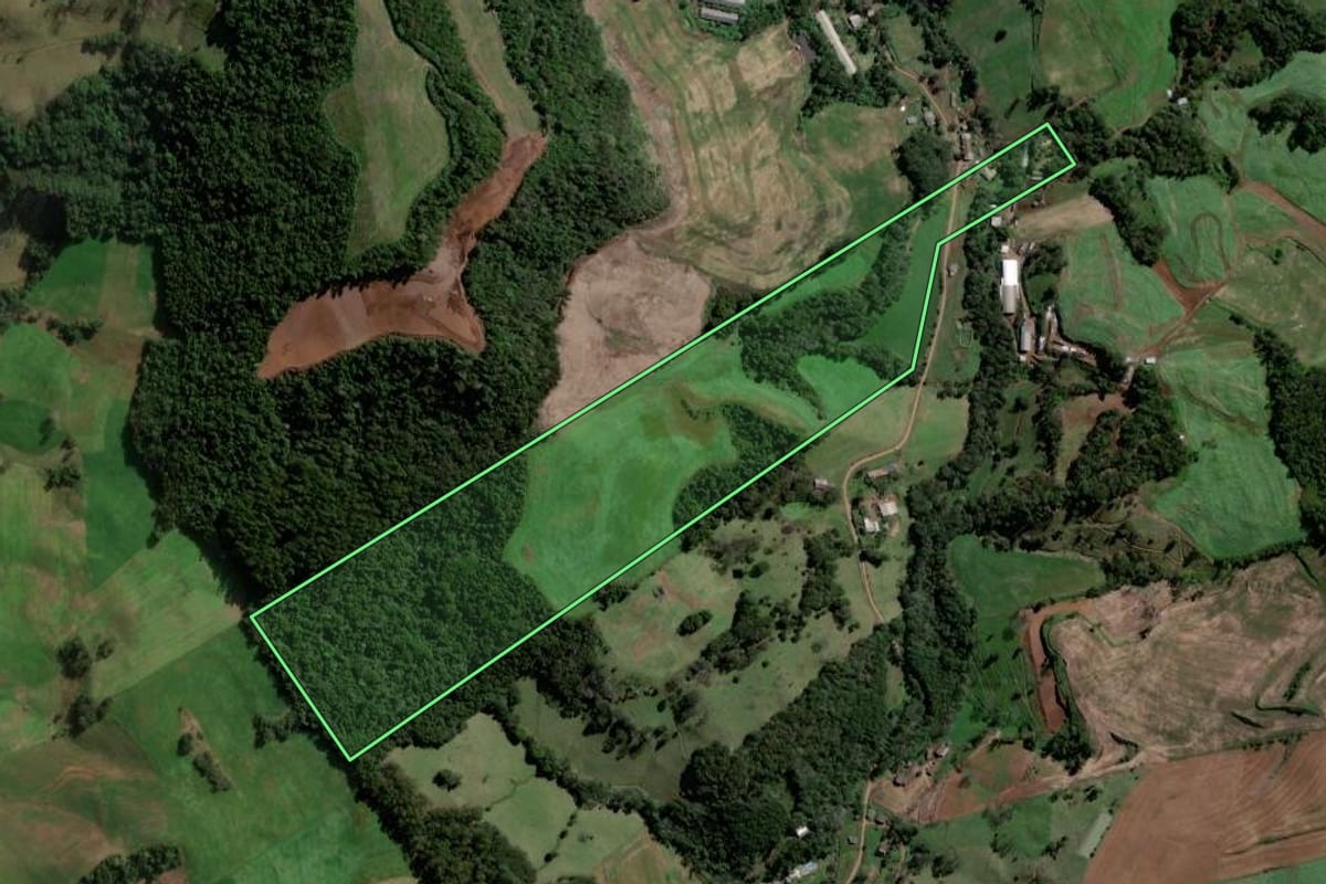 Imagem de satélite do imóvel rural em Quilombo (SC), com o contorno declarado no CAR desenhado por cima.