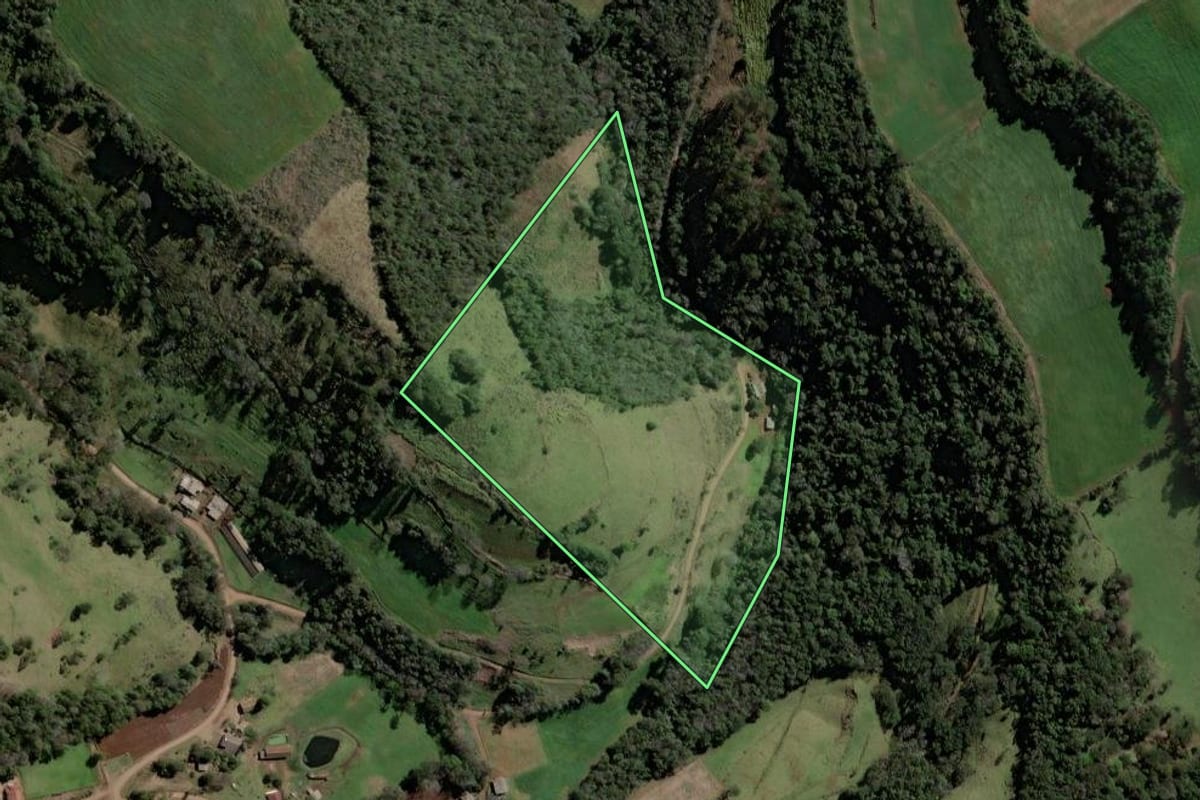 Imagem de satélite do imóvel rural em Quilombo (SC), com o contorno declarado no CAR desenhado por cima.