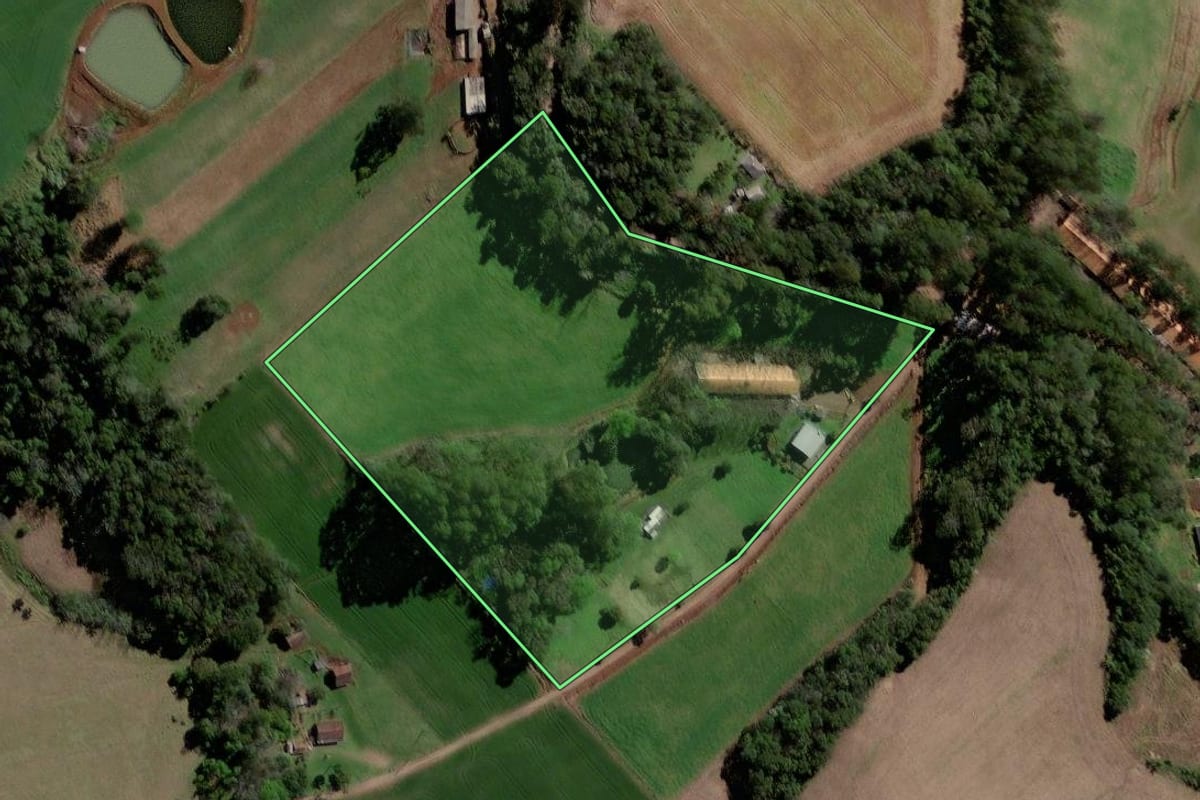 Imagem de satélite do imóvel rural em Quilombo (SC), com o contorno declarado no CAR desenhado por cima.
