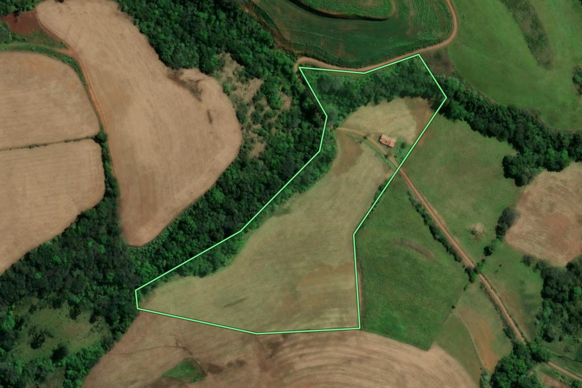 Imagem de satélite do imóvel rural em Quilombo (SC), com o contorno declarado no CAR desenhado por cima.