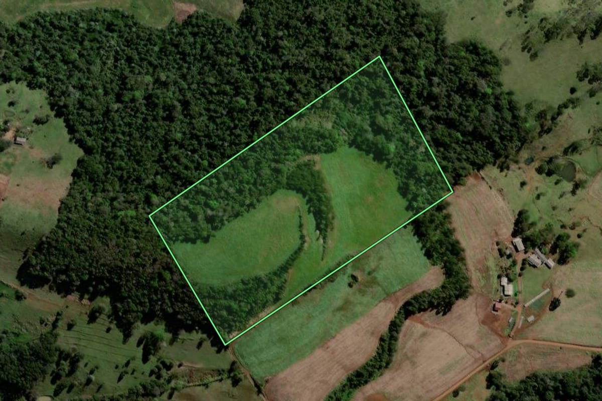 Imagem de satélite do imóvel rural em Quilombo (SC), com o contorno declarado no CAR desenhado por cima.