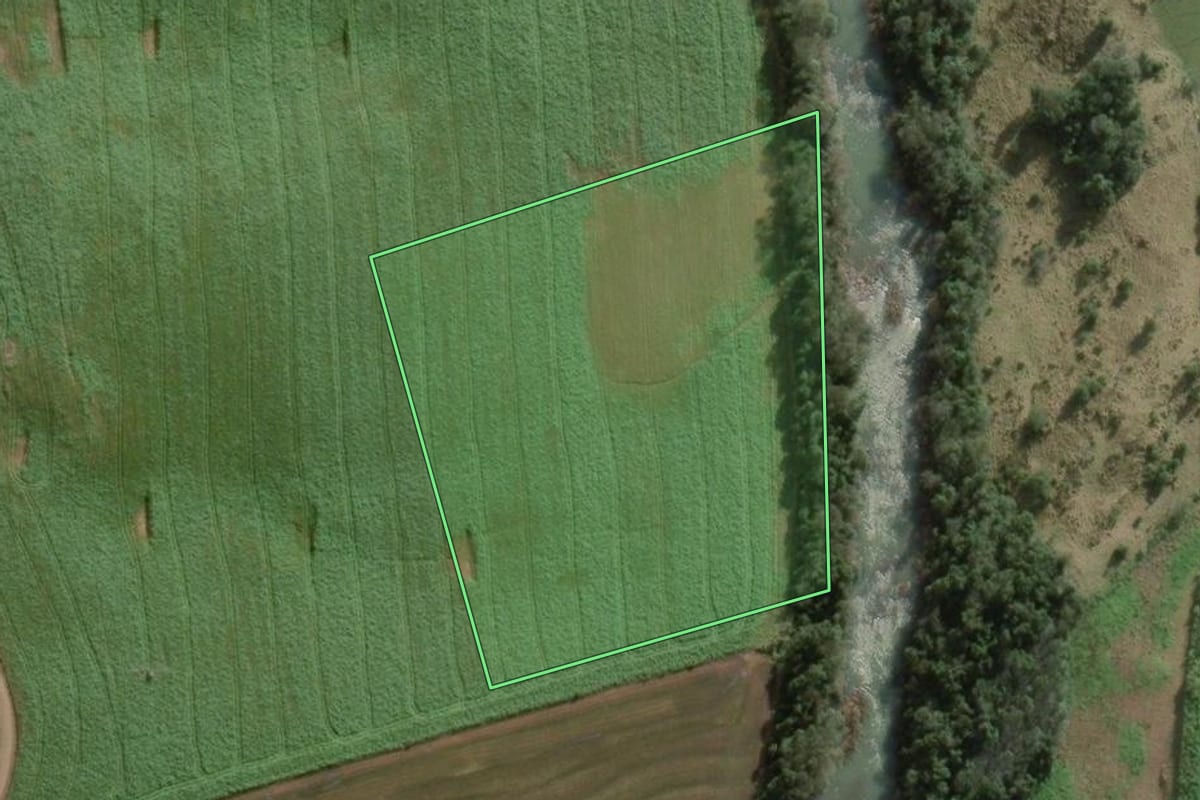 Imagem de satélite do imóvel rural em Quilombo (SC), com o contorno declarado no CAR desenhado por cima.