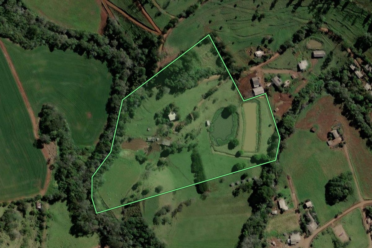 Imagem de satélite do imóvel rural em Quilombo (SC), com o contorno declarado no CAR desenhado por cima.