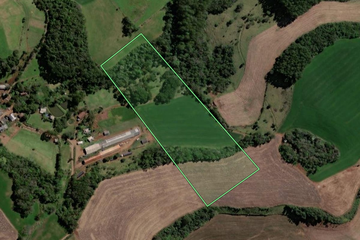 Imagem de satélite do imóvel rural em Quilombo (SC), com o contorno declarado no CAR desenhado por cima.