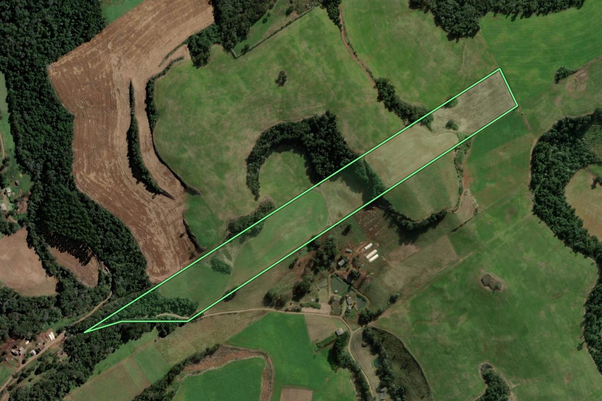 Imagem de satélite do imóvel rural em Quilombo (SC), com o contorno declarado no CAR desenhado por cima.