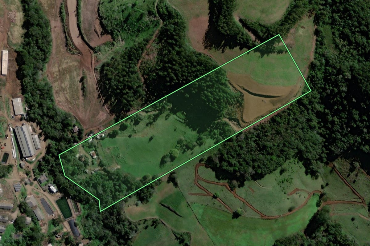 Imagem de satélite do imóvel rural em Quilombo (SC), com o contorno declarado no CAR desenhado por cima.