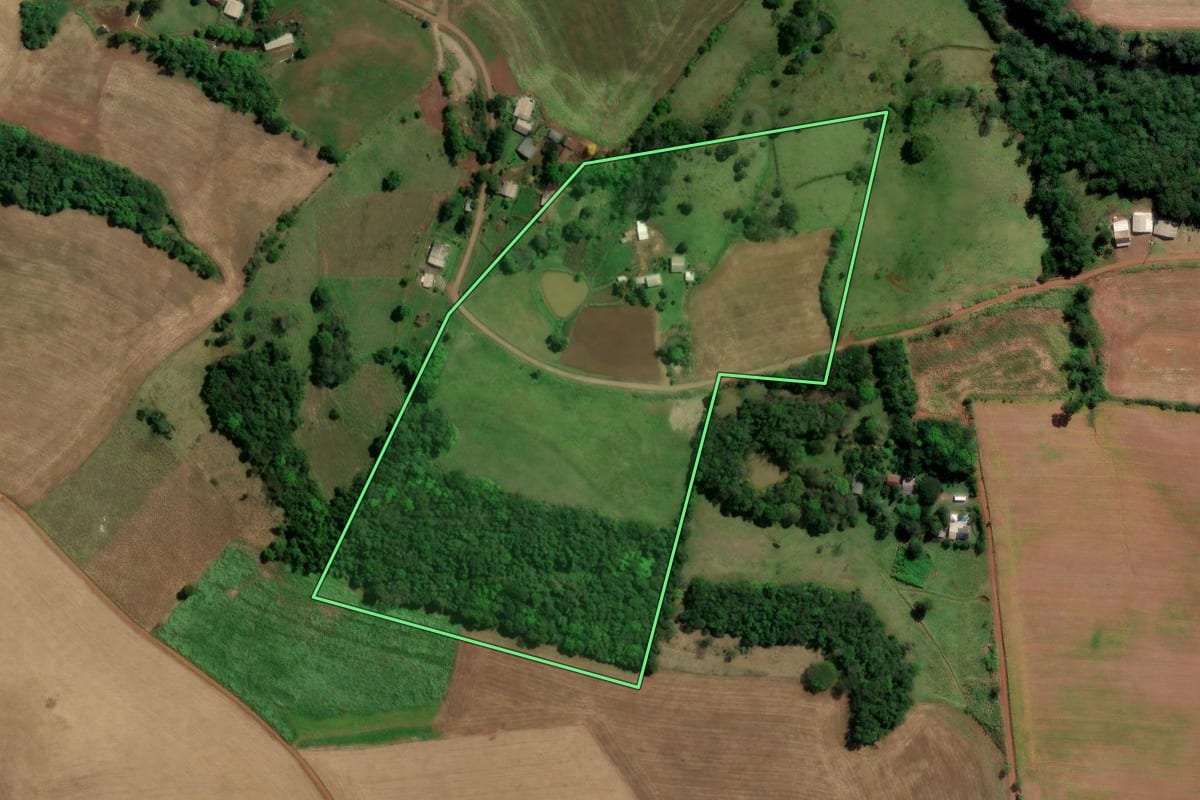 Imagem de satélite do imóvel rural em Quilombo (SC), com o contorno declarado no CAR desenhado por cima.