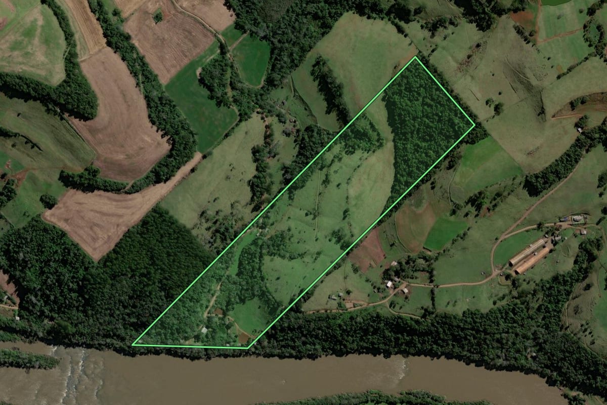 Imagem de satélite do imóvel rural em Quilombo (SC), com o contorno declarado no CAR desenhado por cima.