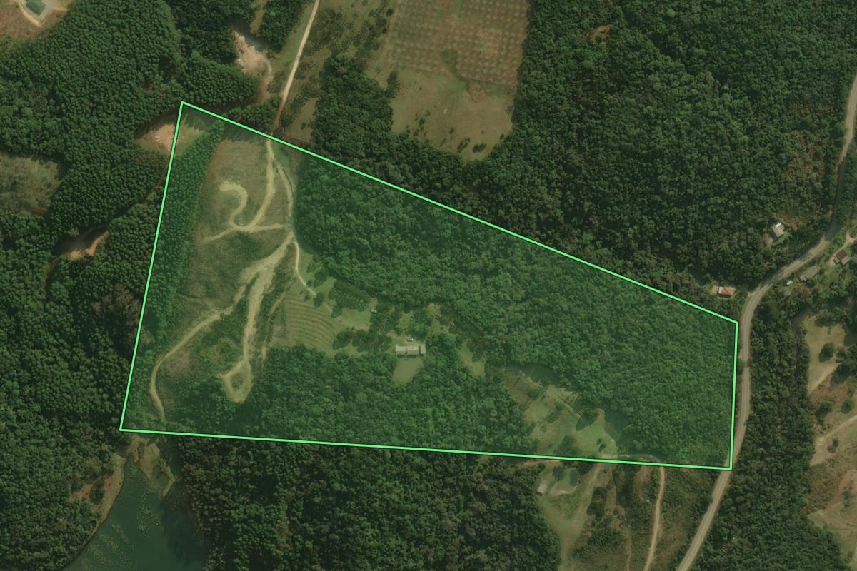 Imagem de satélite do imóvel rural em Rancho Queimado (SC), com o contorno declarado no CAR desenhado por cima.