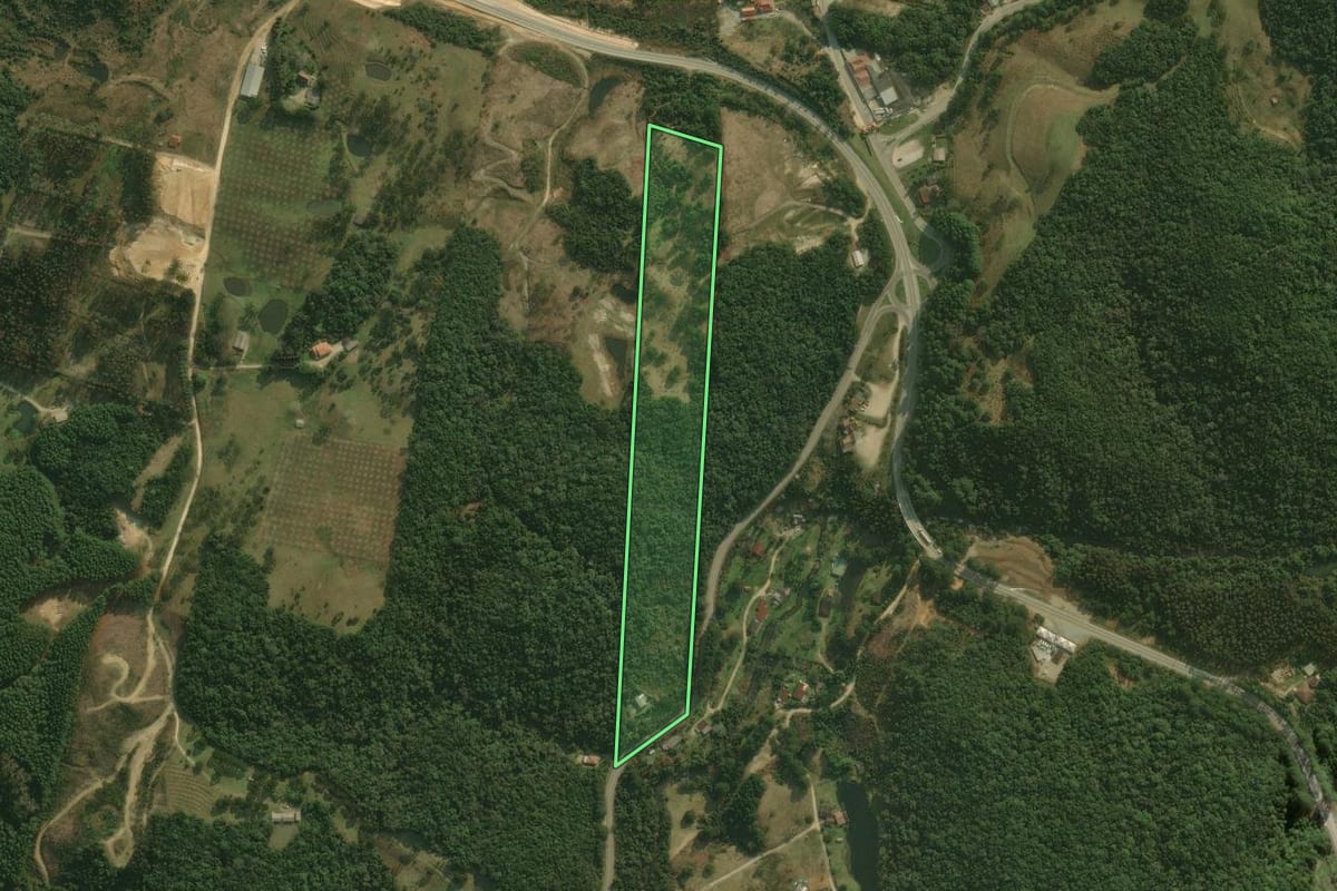 Imagem de satélite do imóvel rural em Rancho Queimado (SC), com o contorno declarado no CAR desenhado por cima.