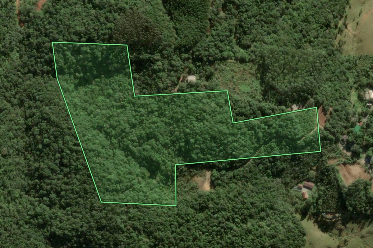 Imagem de satélite do imóvel rural em Rancho Queimado (SC), com o contorno declarado no CAR desenhado por cima.