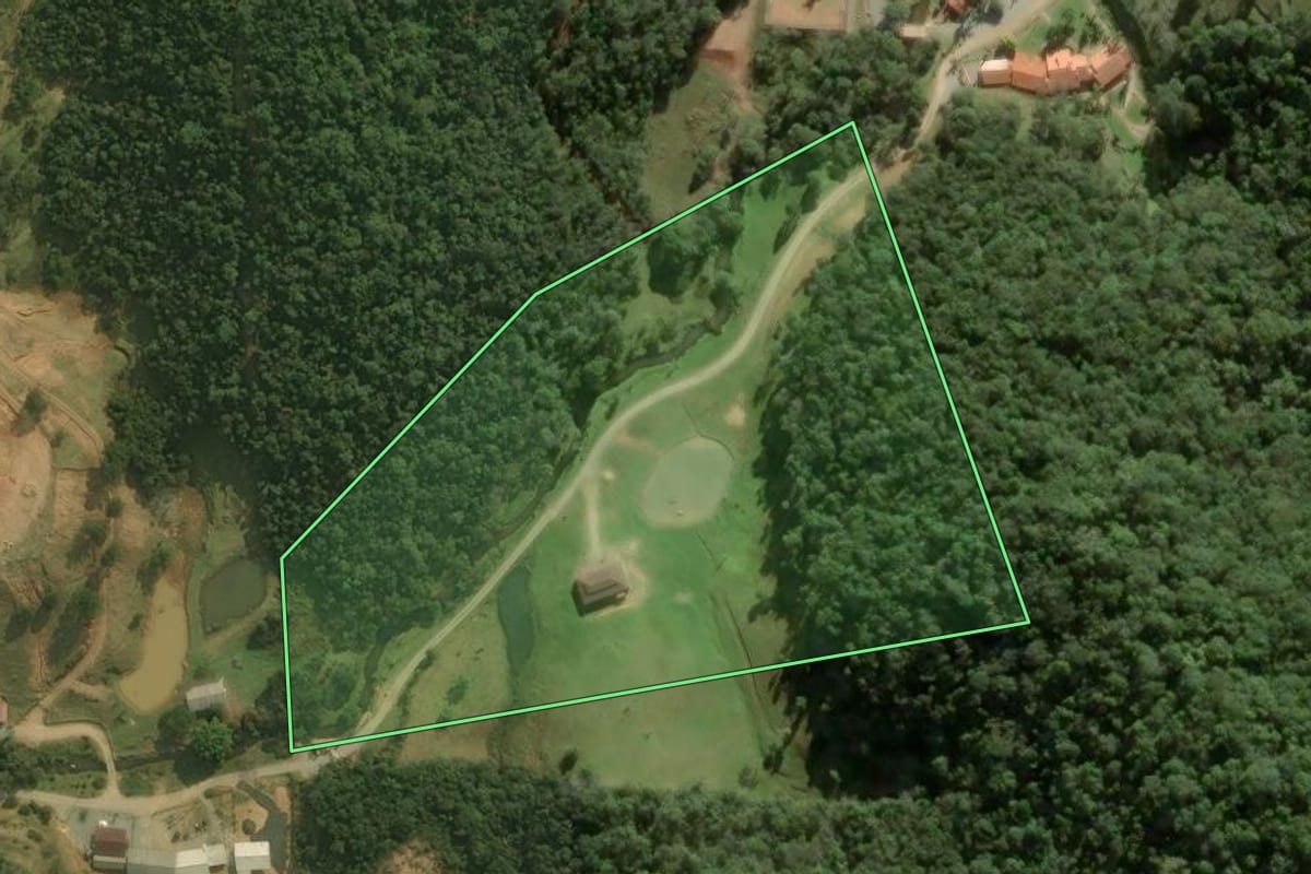 Imagem de satélite do imóvel rural em Rancho Queimado (SC), com o contorno declarado no CAR desenhado por cima.