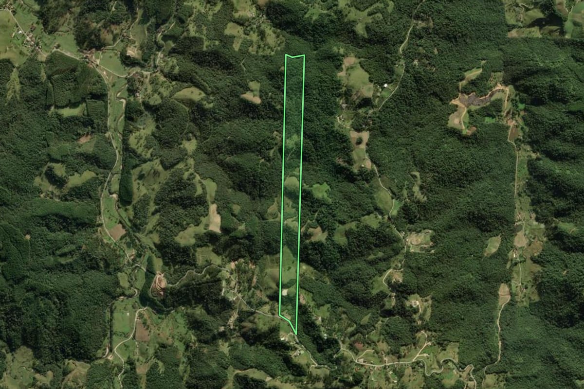 Imagem de satélite do imóvel rural em Rancho Queimado (SC), com o contorno declarado no CAR desenhado por cima.