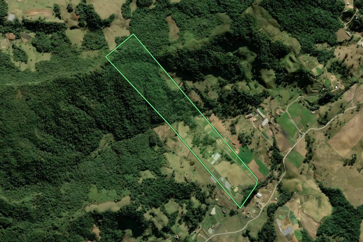 Imagem de satélite do imóvel rural em Rancho Queimado (SC), com o contorno declarado no CAR desenhado por cima.
