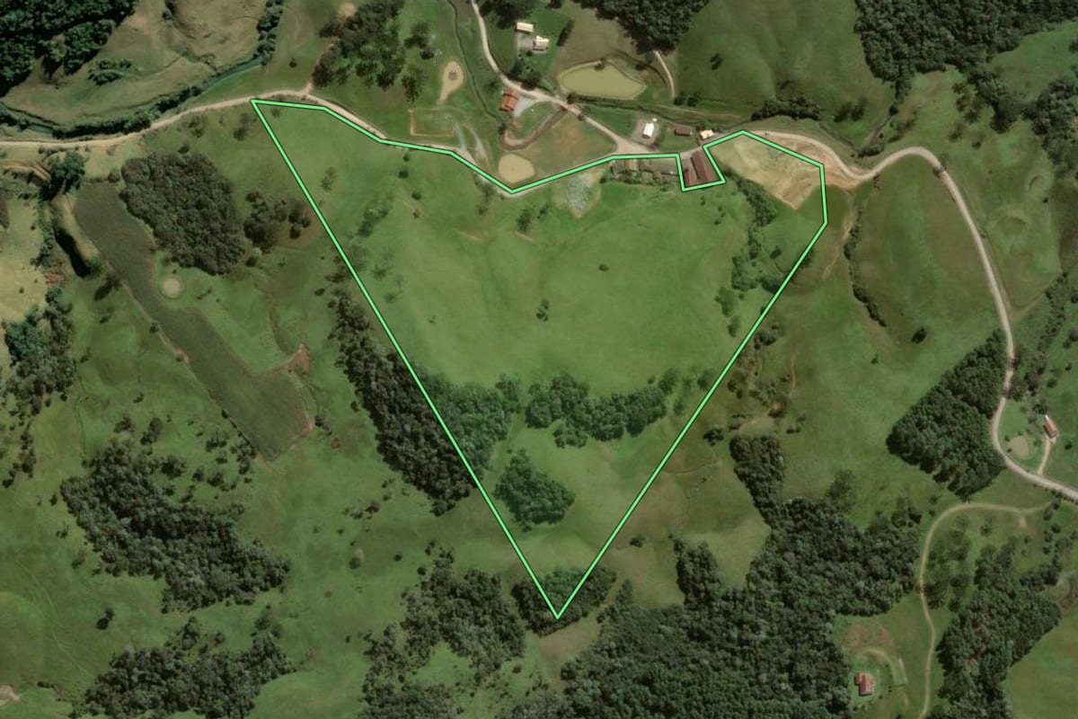 Imagem de satélite do imóvel rural em Rancho Queimado (SC), com o contorno declarado no CAR desenhado por cima.