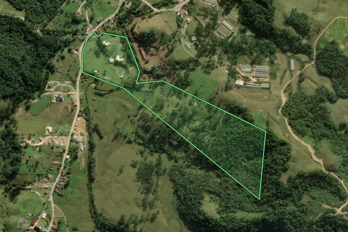 Imagem de satélite do imóvel rural em Rancho Queimado (SC), com o contorno declarado no CAR desenhado por cima.