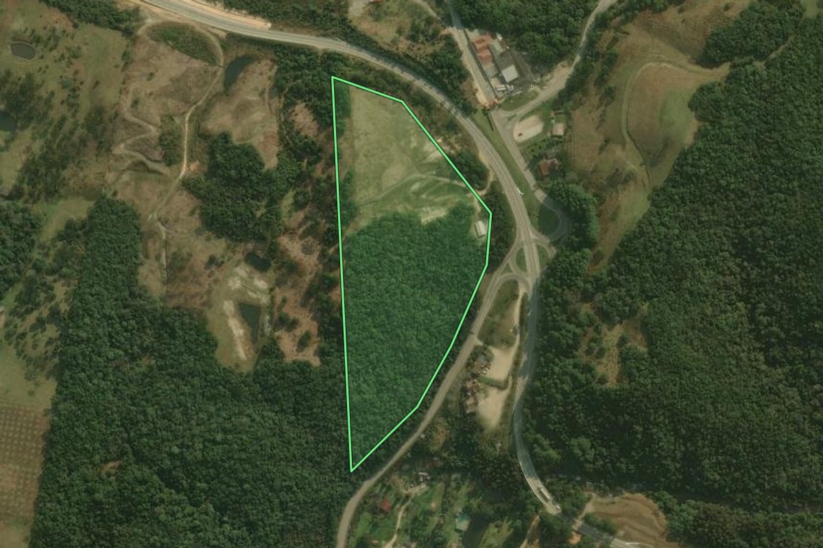 Imagem de satélite do imóvel rural em Rancho Queimado (SC), com o contorno declarado no CAR desenhado por cima.