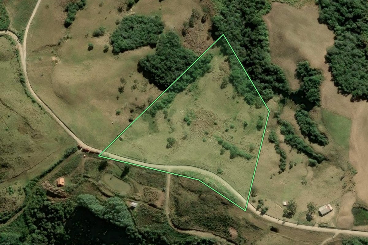 Imagem de satélite do imóvel rural em Rancho Queimado (SC), com o contorno declarado no CAR desenhado por cima.