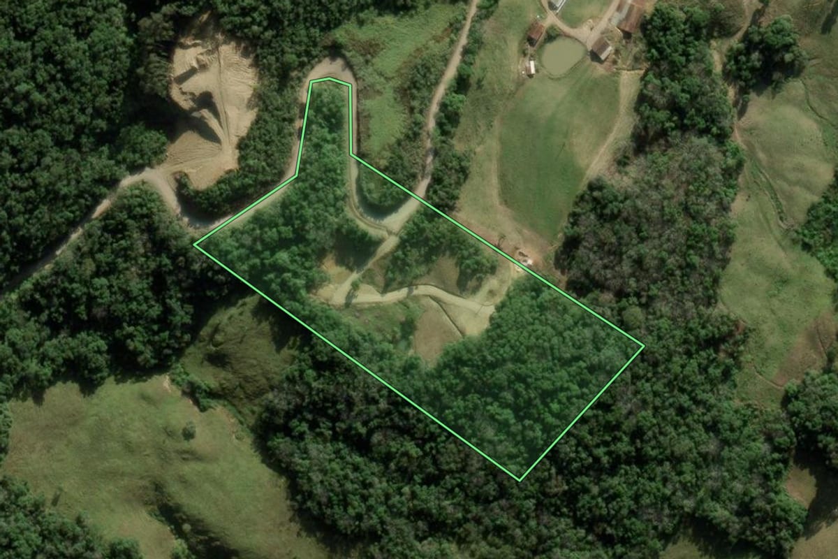 Imagem de satélite do imóvel rural em Rancho Queimado (SC), com o contorno declarado no CAR desenhado por cima.