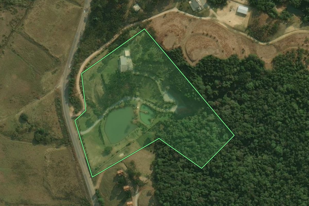 Imagem de satélite do imóvel rural em Rancho Queimado (SC), com o contorno declarado no CAR desenhado por cima.