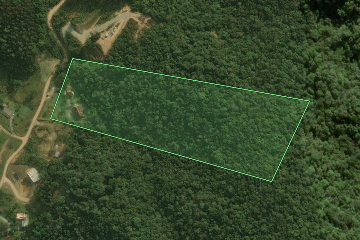 Imagem de satélite do imóvel rural em Rancho Queimado (SC), com o contorno declarado no CAR desenhado por cima.