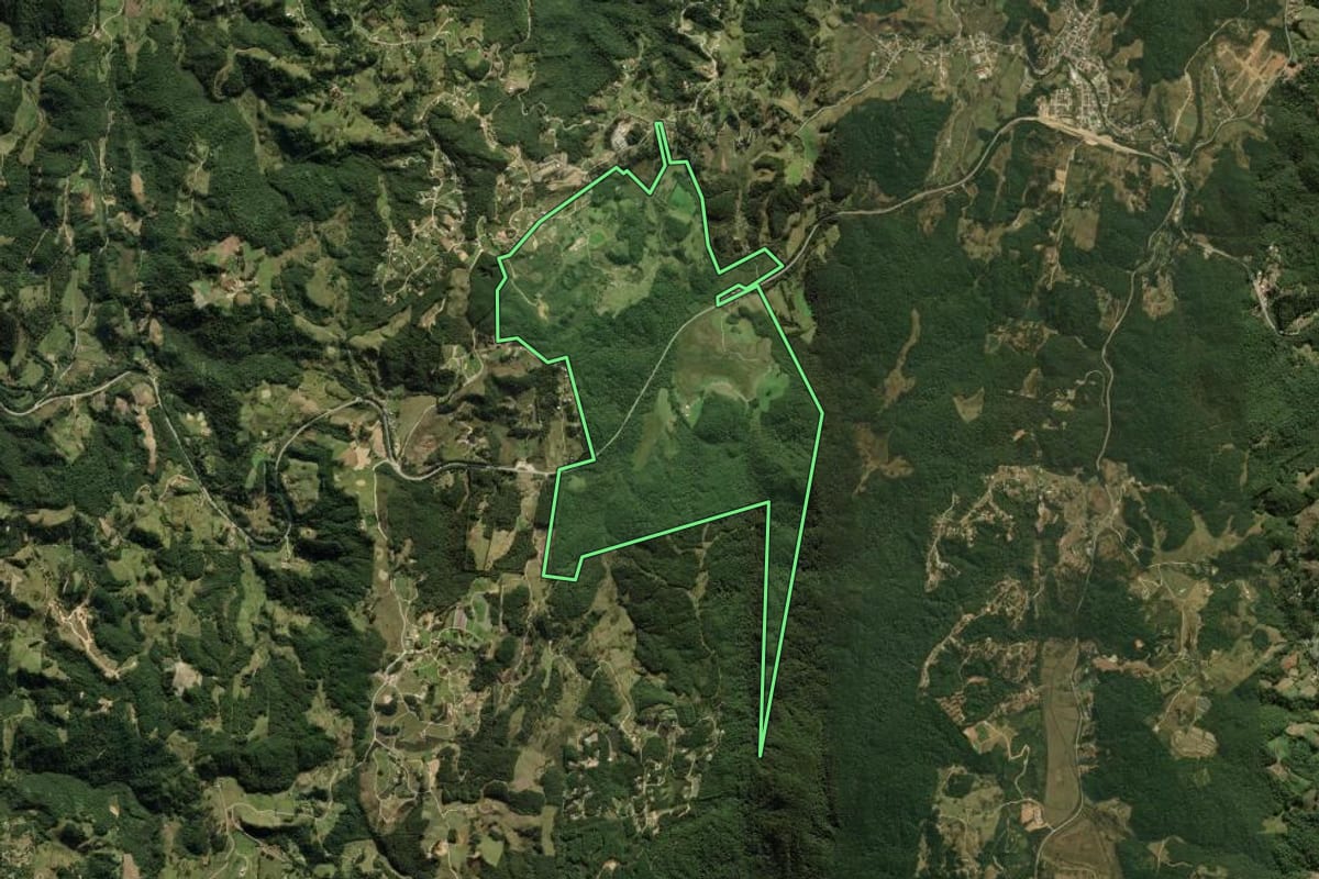 Imagem de satélite do imóvel rural em Rancho Queimado (SC), com o contorno declarado no CAR desenhado por cima.