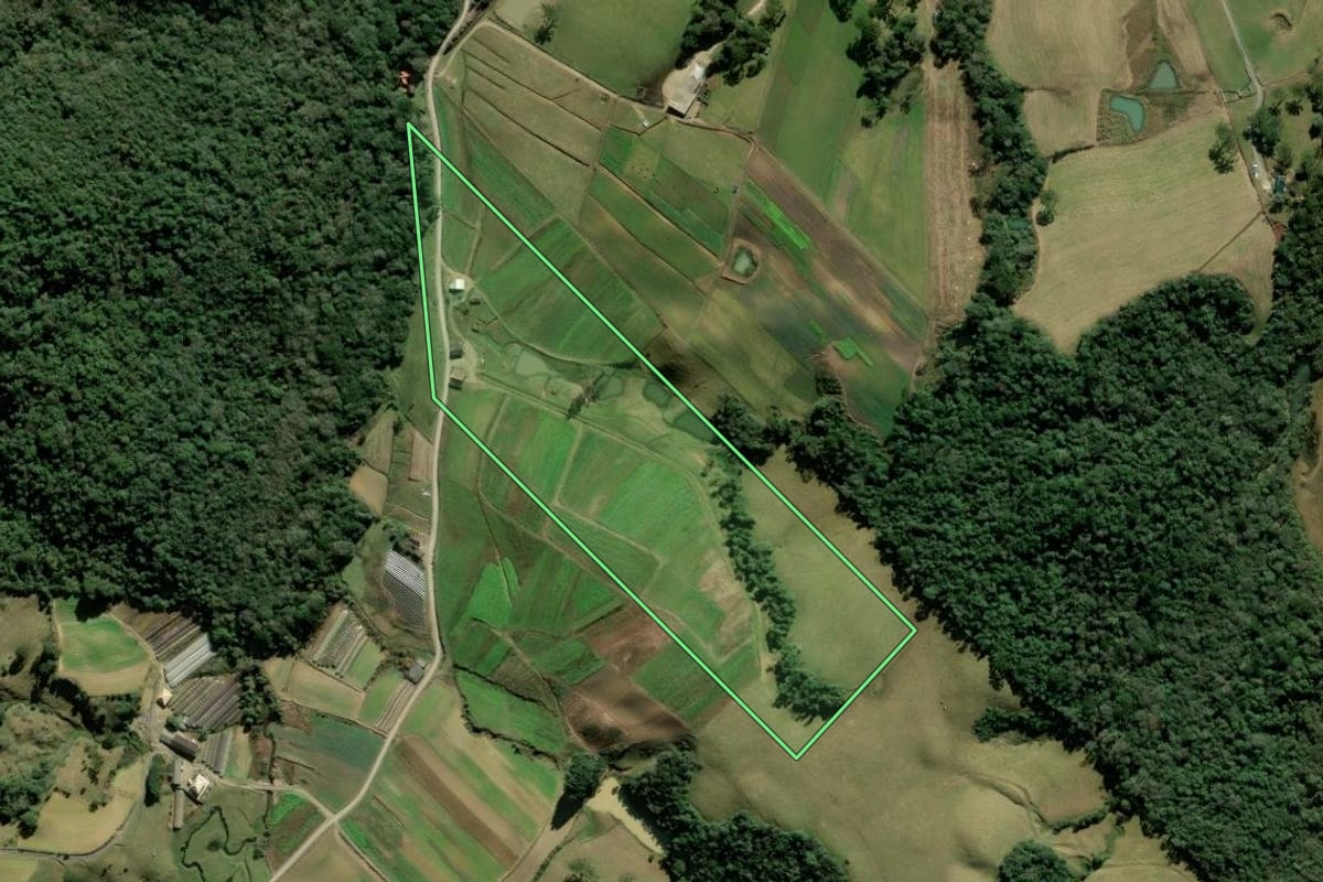 Imagem de satélite do imóvel rural em Rancho Queimado (SC), com o contorno declarado no CAR desenhado por cima.