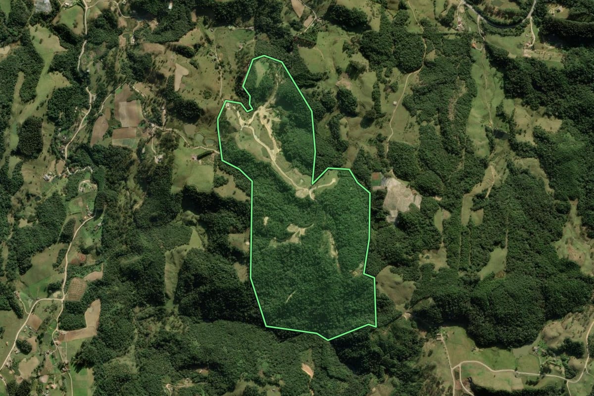 Imagem de satélite do imóvel rural em Rancho Queimado (SC), com o contorno declarado no CAR desenhado por cima.