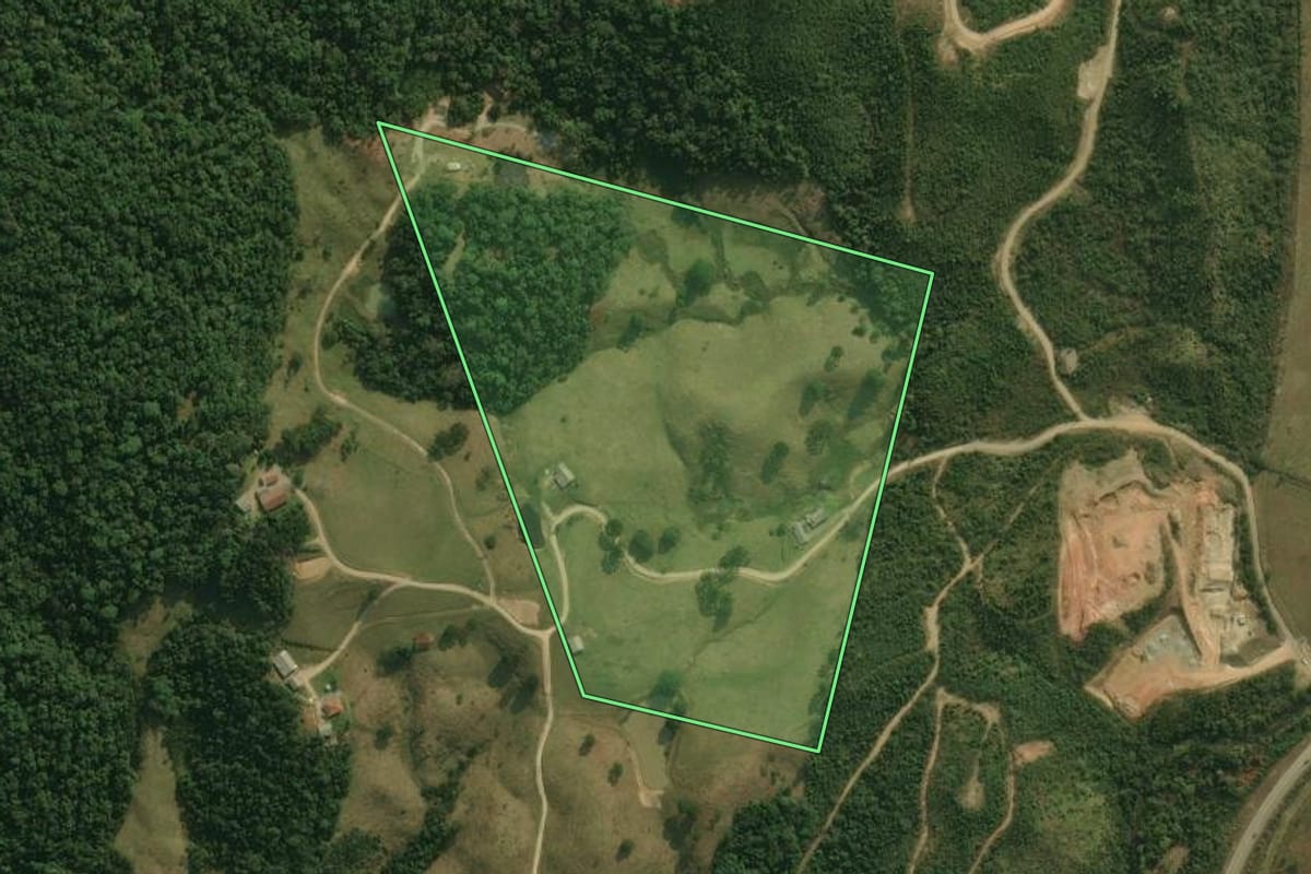 Imagem de satélite do imóvel rural em Rancho Queimado (SC), com o contorno declarado no CAR desenhado por cima.