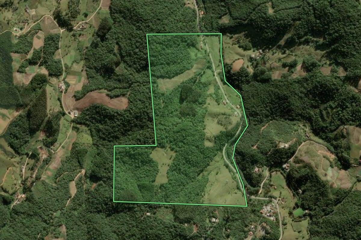 Imagem de satélite do imóvel rural em Rancho Queimado (SC), com o contorno declarado no CAR desenhado por cima.