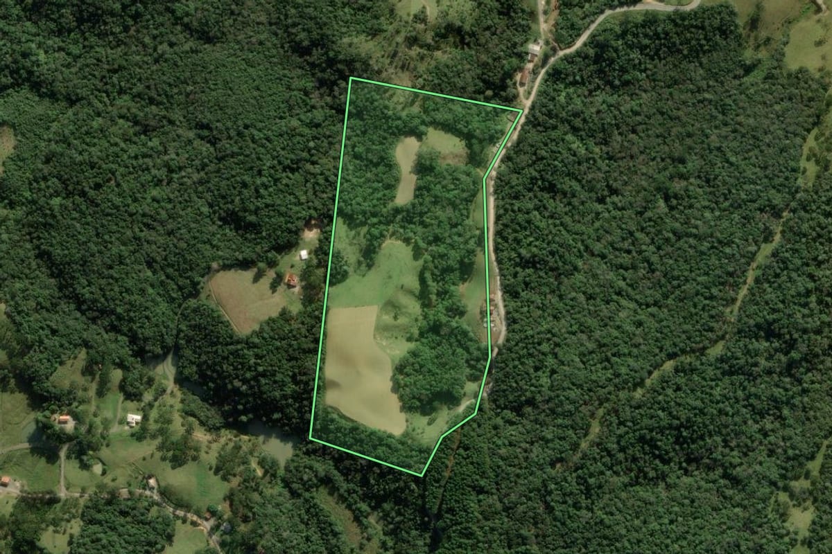 Imagem de satélite do imóvel rural em Rancho Queimado (SC), com o contorno declarado no CAR desenhado por cima.