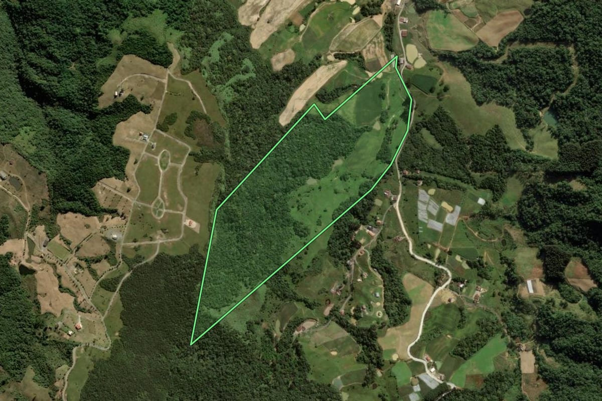 Imagem de satélite do imóvel rural em Rancho Queimado (SC), com o contorno declarado no CAR desenhado por cima.