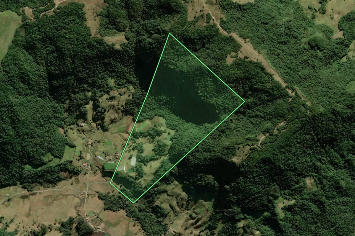 Imagem de satélite do imóvel rural em Rancho Queimado (SC), com o contorno declarado no CAR desenhado por cima.