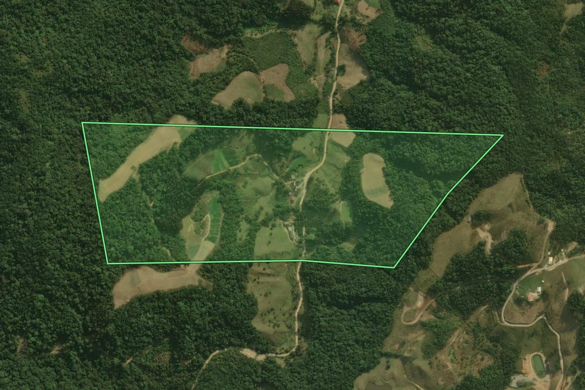 Imagem de satélite do imóvel rural em Rancho Queimado (SC), com o contorno declarado no CAR desenhado por cima.