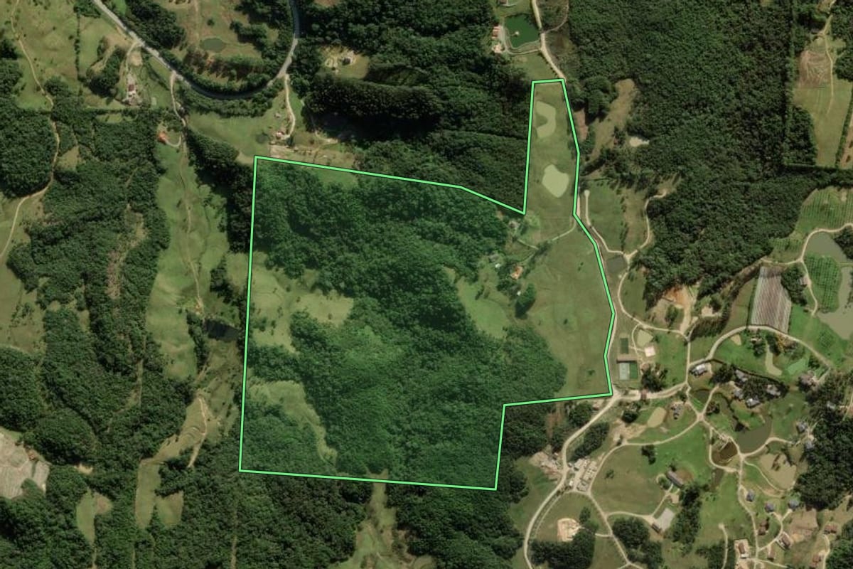 Imagem de satélite do imóvel rural em Rancho Queimado (SC), com o contorno declarado no CAR desenhado por cima.