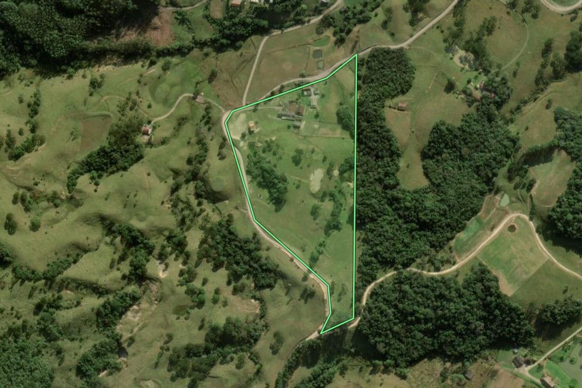 Imagem de satélite do imóvel rural em Rancho Queimado (SC), com o contorno declarado no CAR desenhado por cima.