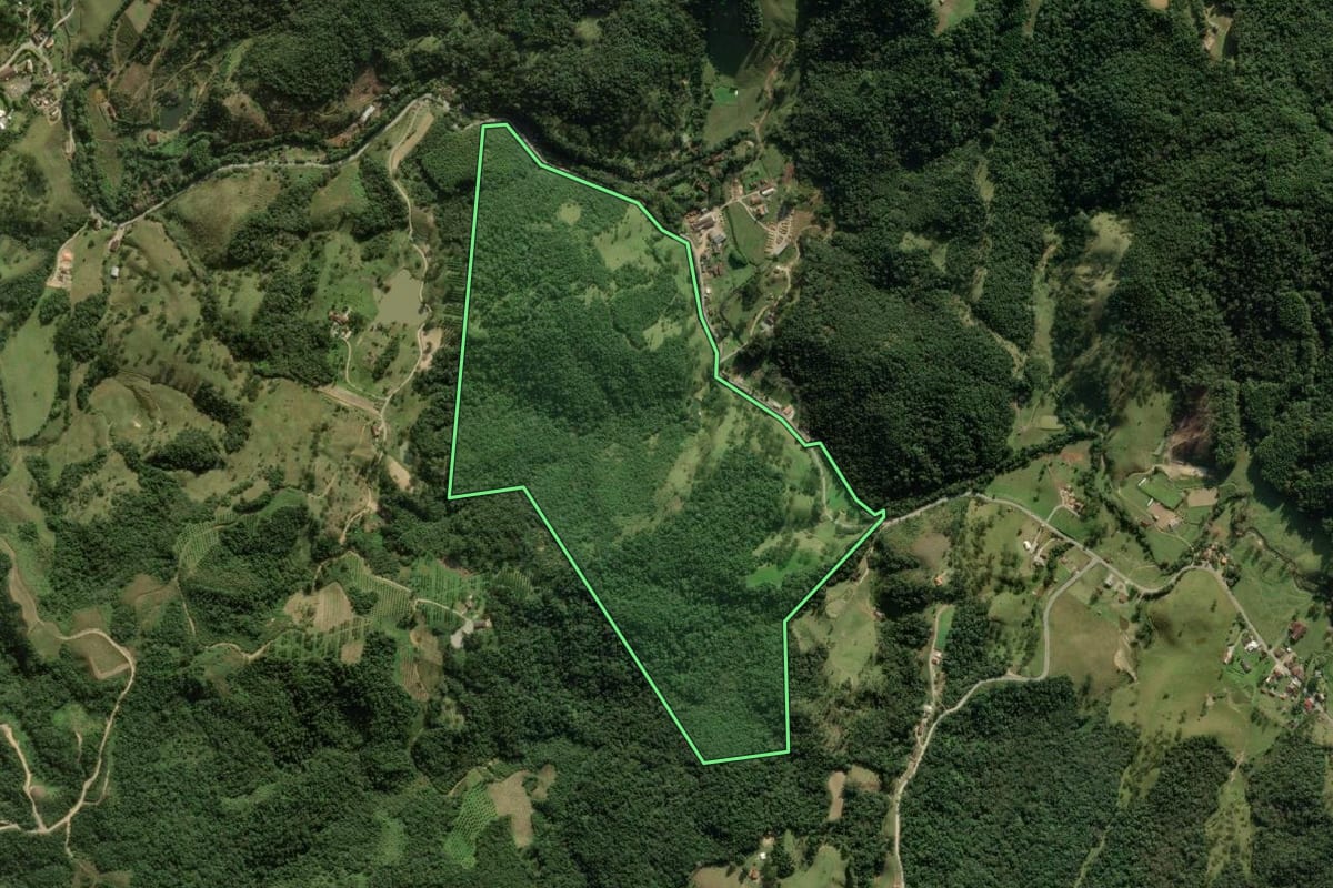 Imagem de satélite do imóvel rural em Rancho Queimado (SC), com o contorno declarado no CAR desenhado por cima.
