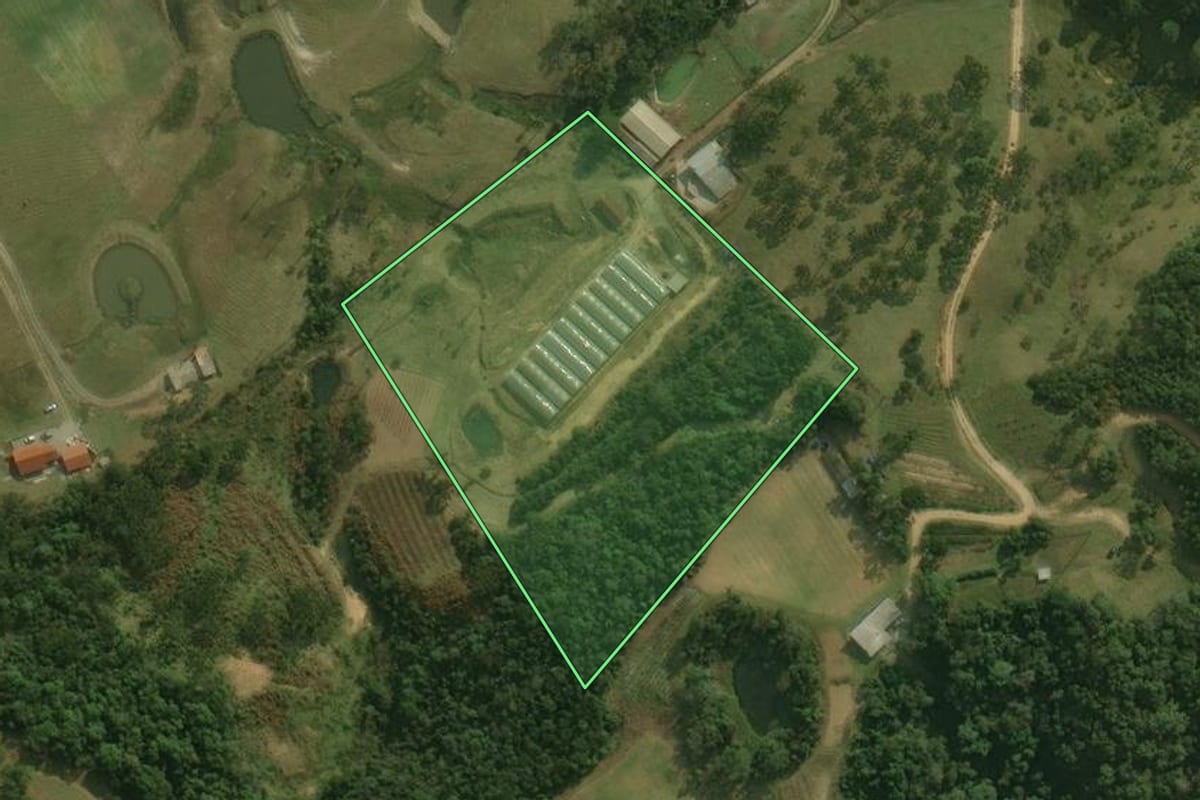Imagem de satélite do imóvel rural em Rancho Queimado (SC), com o contorno declarado no CAR desenhado por cima.