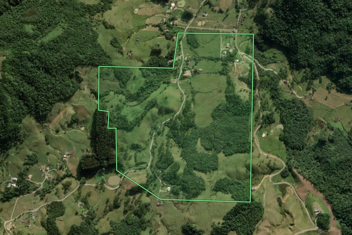 Imagem de satélite do imóvel rural em Rancho Queimado (SC), com o contorno declarado no CAR desenhado por cima.