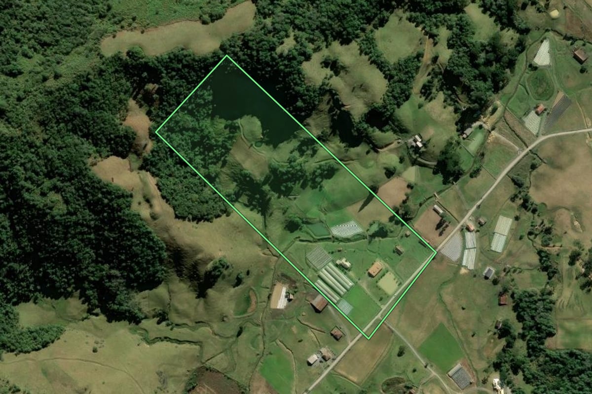 Imagem de satélite do imóvel rural em Rancho Queimado (SC), com o contorno declarado no CAR desenhado por cima.