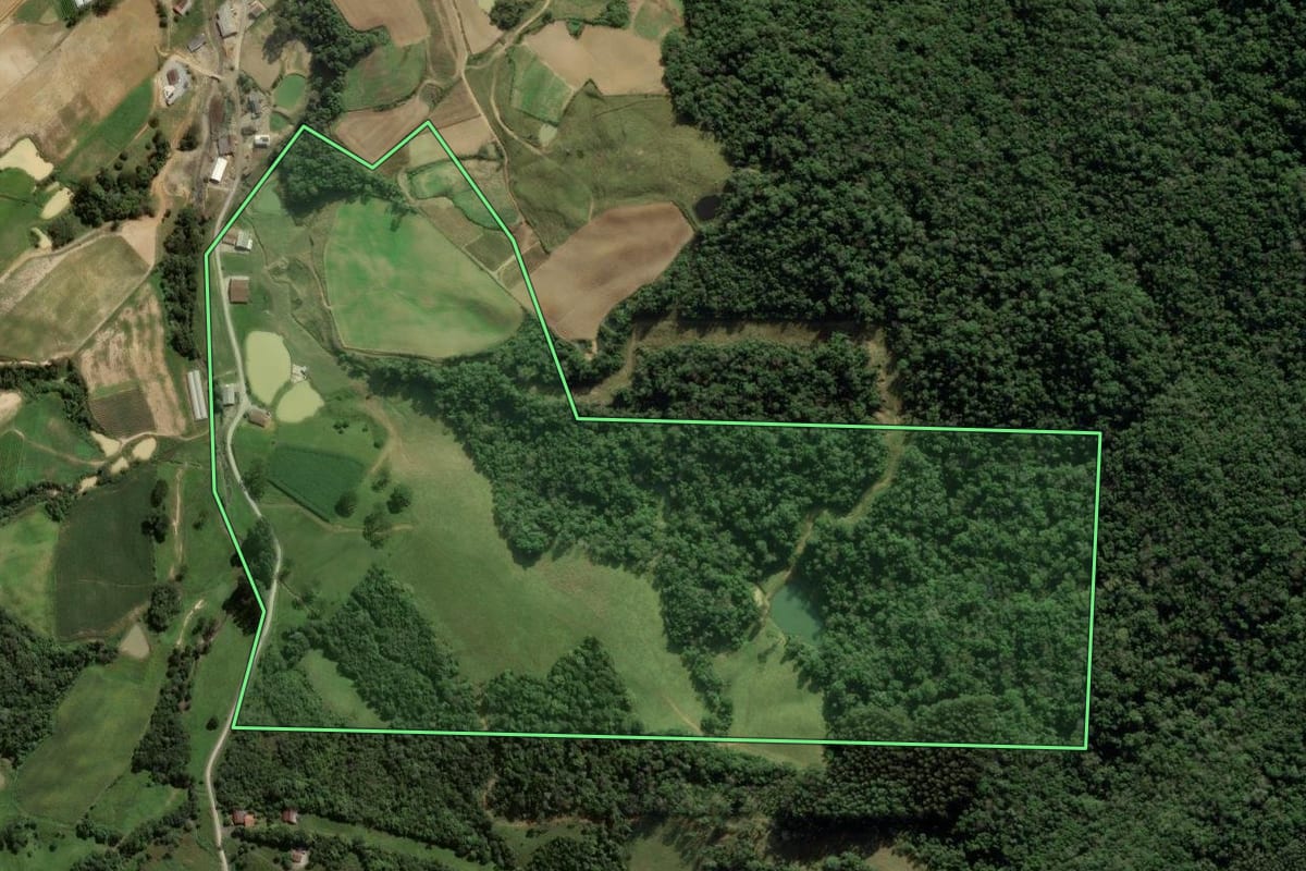Imagem de satélite do imóvel rural em Rancho Queimado (SC), com o contorno declarado no CAR desenhado por cima.