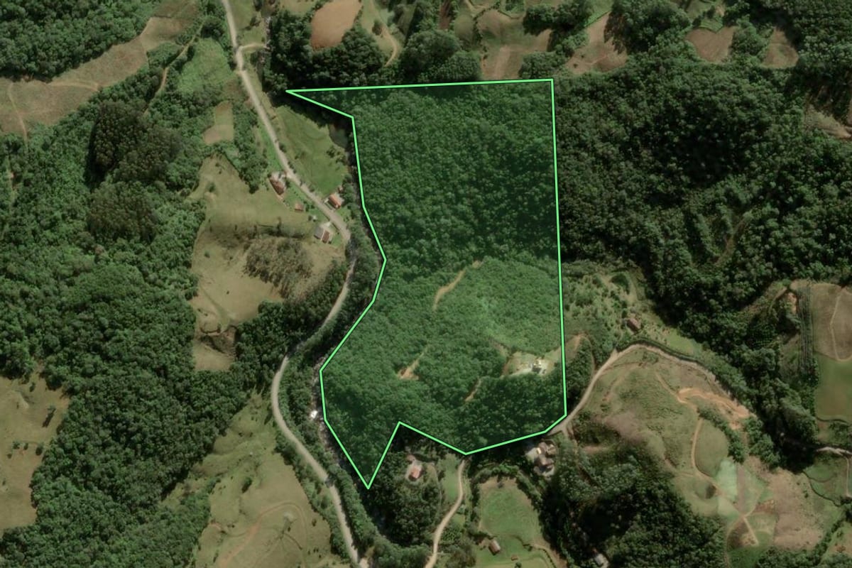 Imagem de satélite do imóvel rural em Rancho Queimado (SC), com o contorno declarado no CAR desenhado por cima.