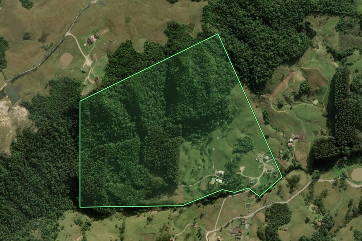Imagem de satélite do imóvel rural em Rancho Queimado (SC), com o contorno declarado no CAR desenhado por cima.