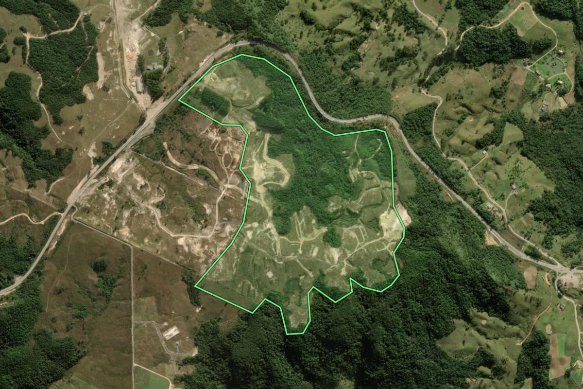Imagem de satélite do imóvel rural em Rancho Queimado (SC), com o contorno declarado no CAR desenhado por cima.