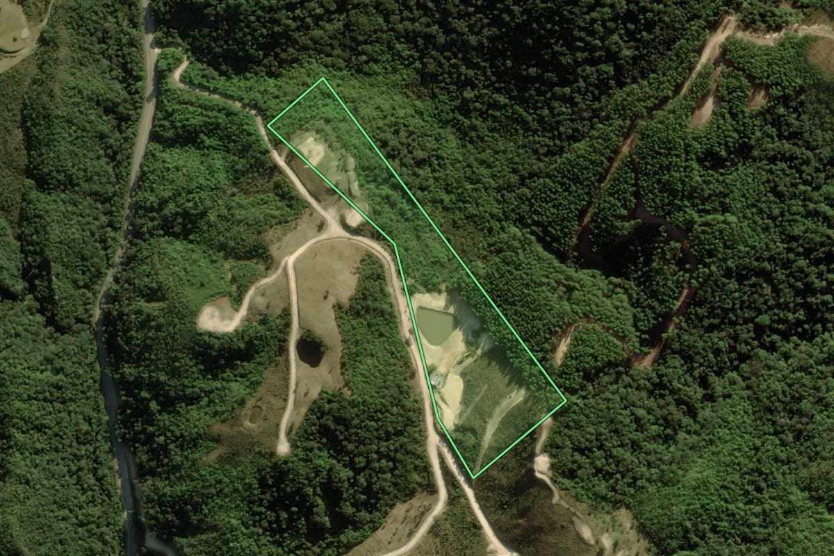 Imagem de satélite do imóvel rural em Rancho Queimado (SC), com o contorno declarado no CAR desenhado por cima.