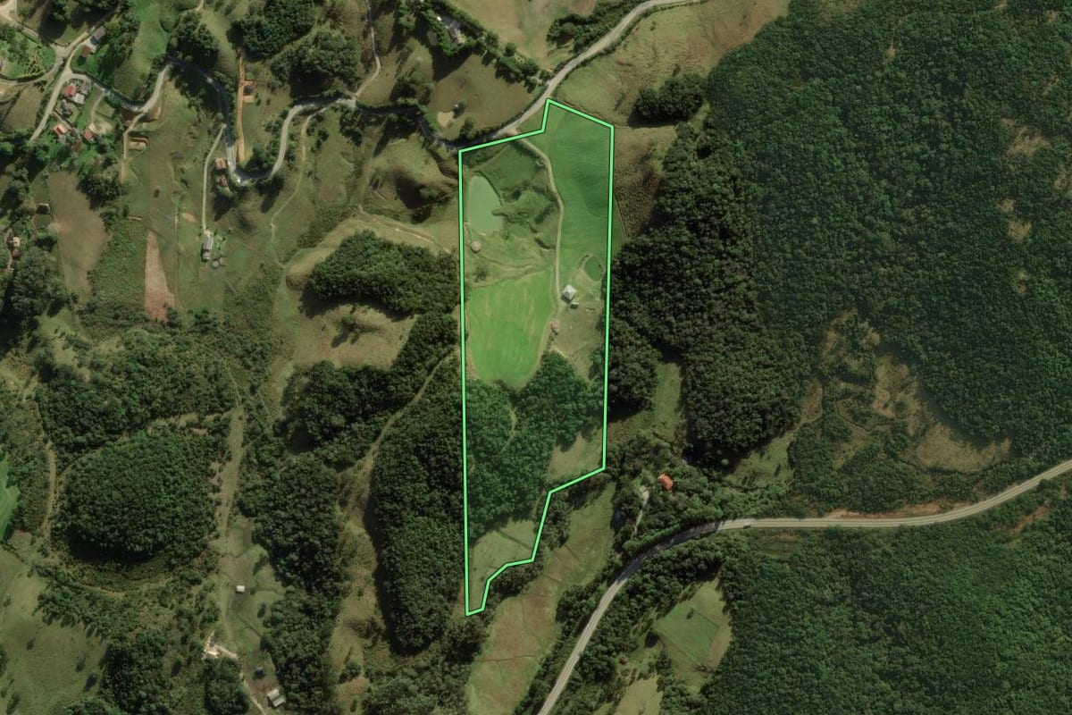 Imagem de satélite do imóvel rural em Rancho Queimado (SC), com o contorno declarado no CAR desenhado por cima.