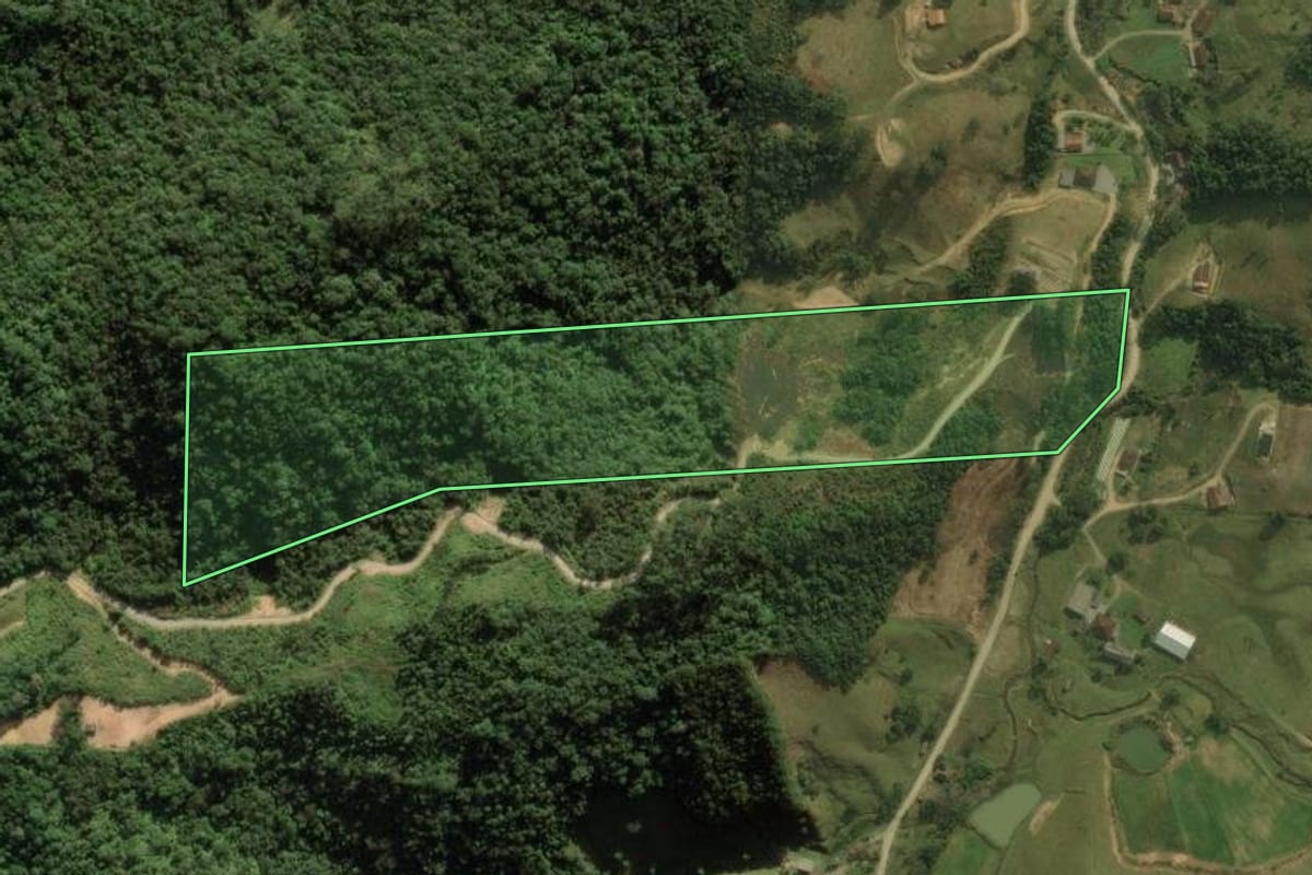 Imagem de satélite do imóvel rural em Rancho Queimado (SC), com o contorno declarado no CAR desenhado por cima.