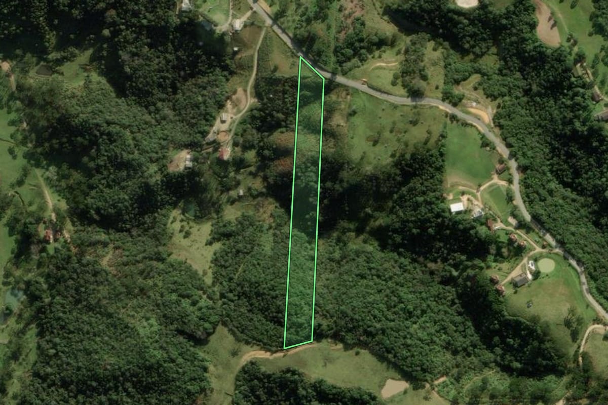 Imagem de satélite do imóvel rural em Rancho Queimado (SC), com o contorno declarado no CAR desenhado por cima.