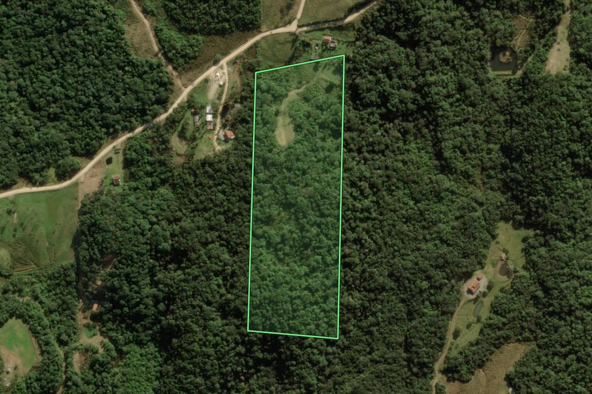 Imagem de satélite do imóvel rural em Rancho Queimado (SC), com o contorno declarado no CAR desenhado por cima.