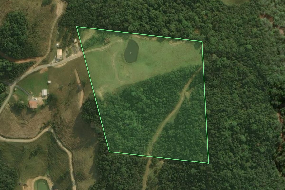 Imagem de satélite do imóvel rural em Rancho Queimado (SC), com o contorno declarado no CAR desenhado por cima.